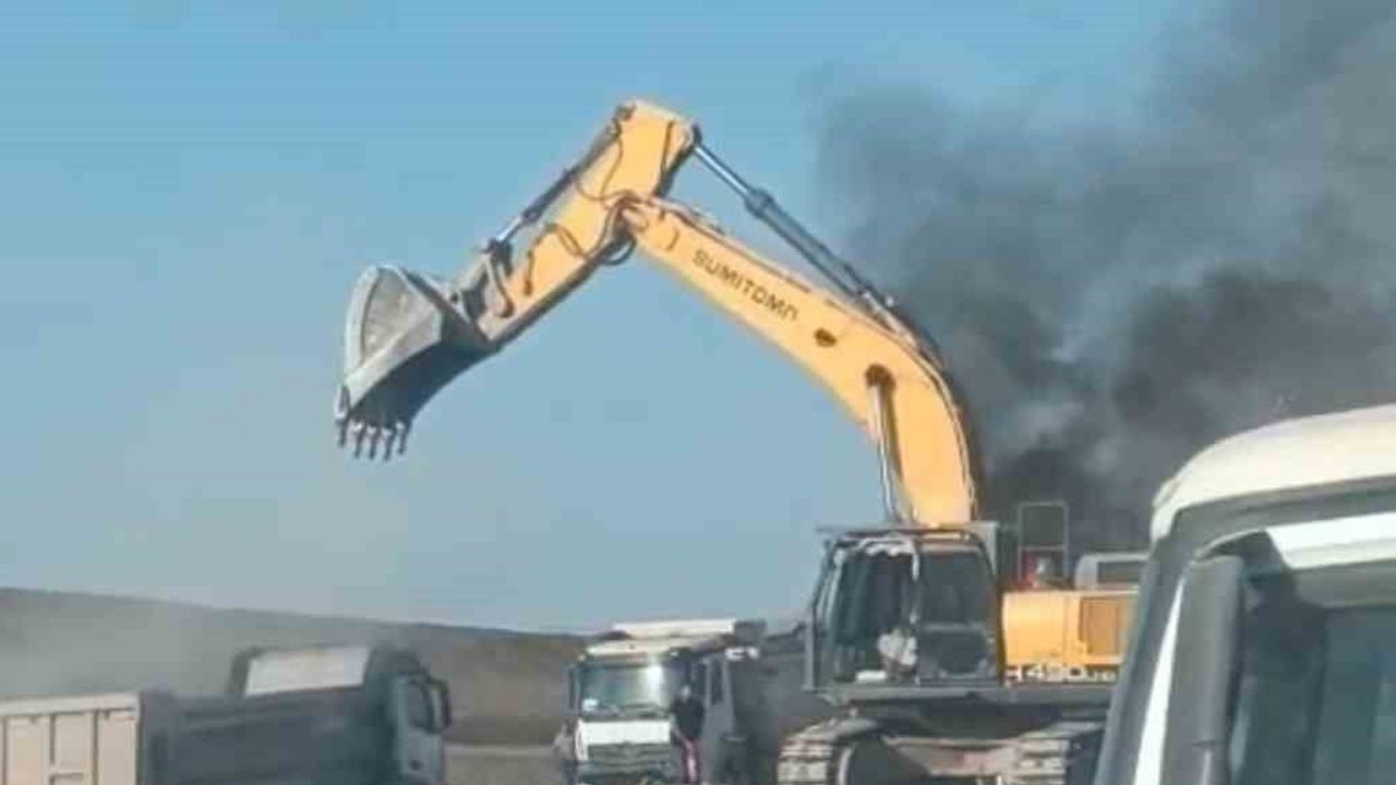 Siirt'te inşaat alanında kato ekskavatör alevlere teslim oldu