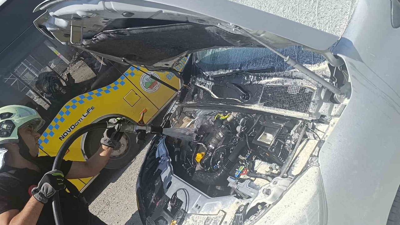 Siirt'te motoru tutuşan hafif ticari araç kısa sürede söndürüldü