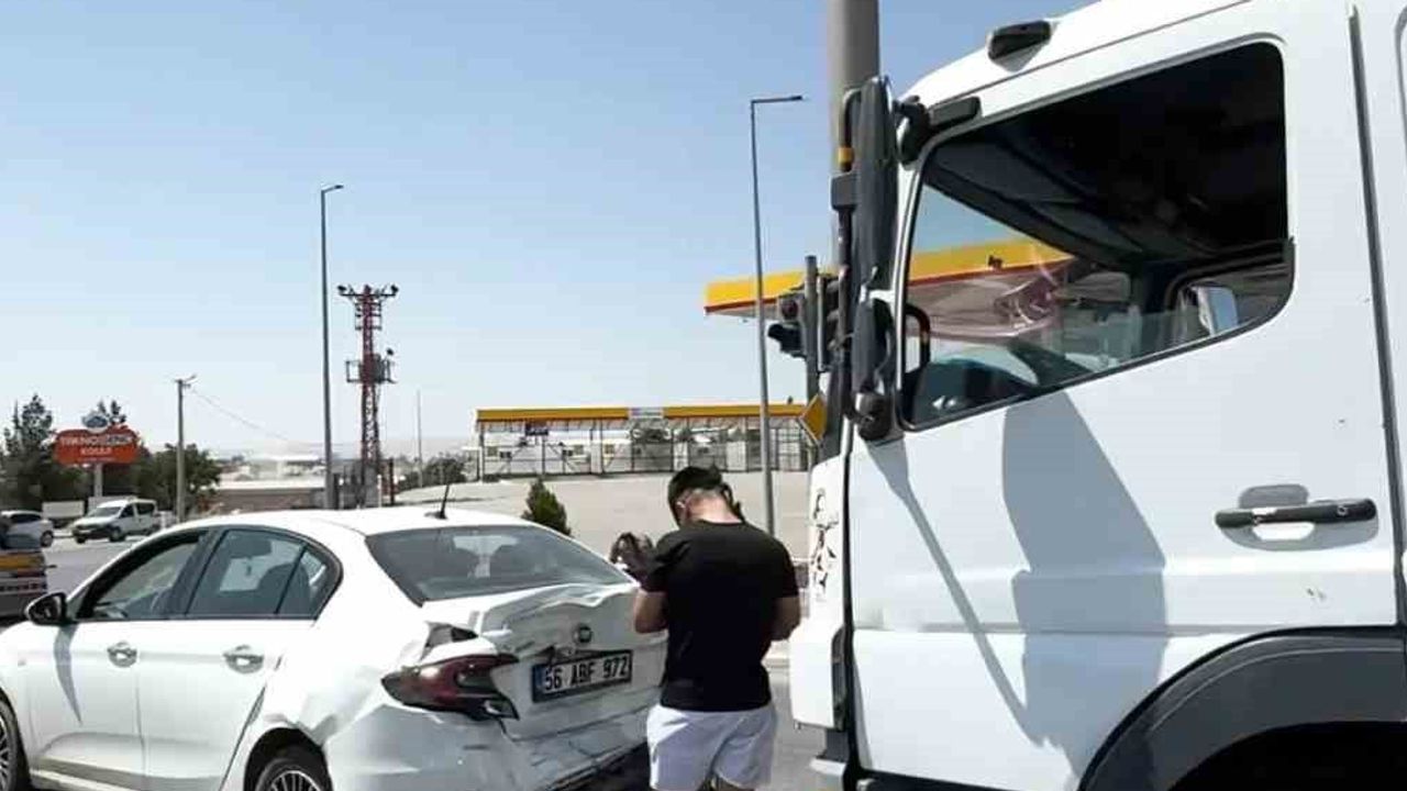 Siirt’te tırın arkadan çarpması otomobilde maddi hasara yol açtı
