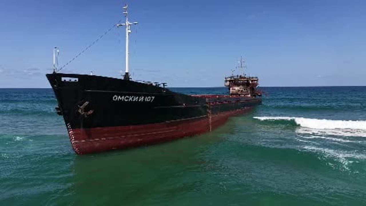 Şile kıyısına sürüklenen Rus kargo gemisi karaya oturdu