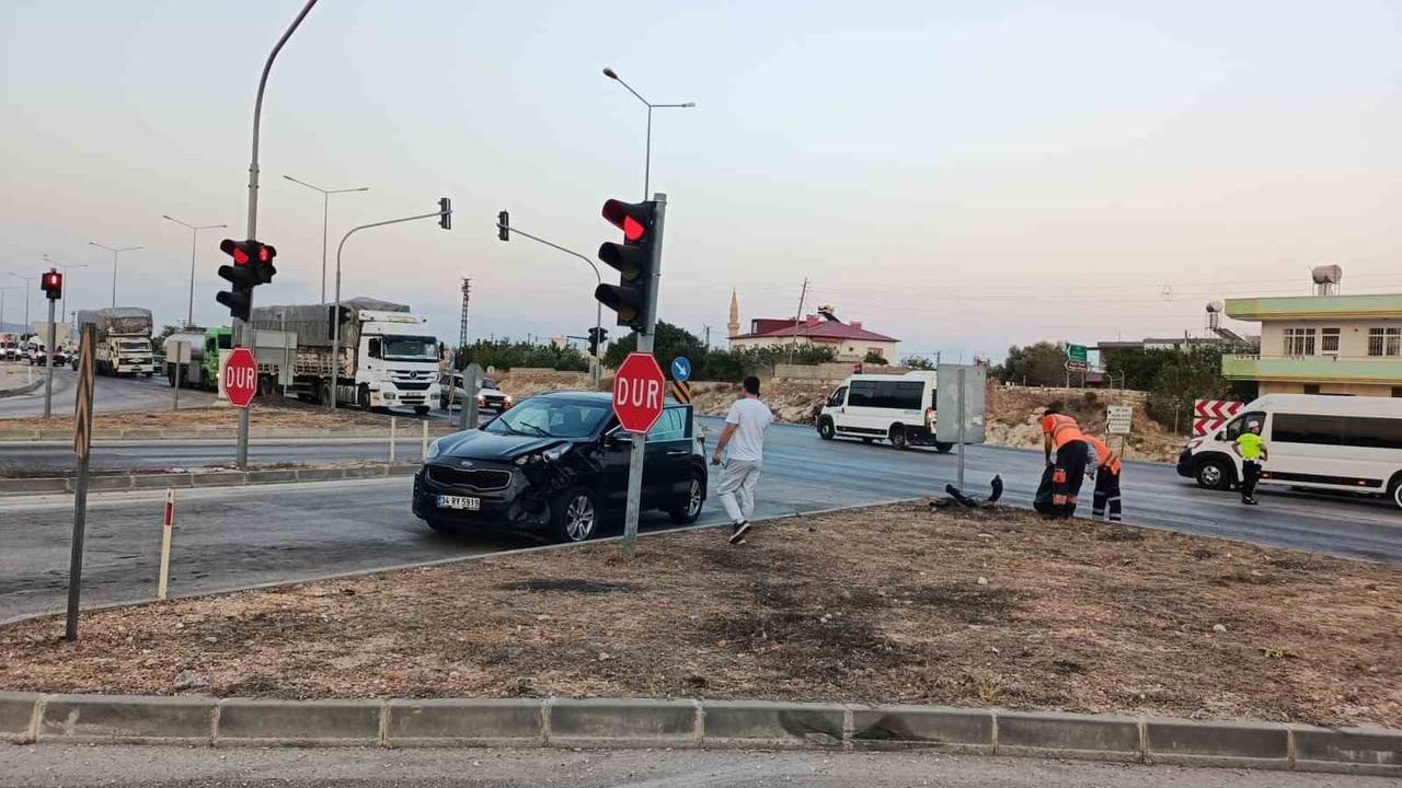 Silifke d-400 kavşağında zincirleme çarpışma: polis aracı takla attı, iki kişi yaralandı