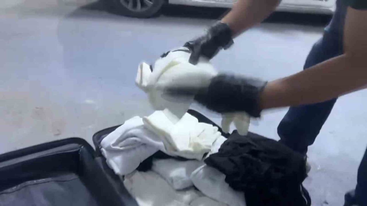 Silopi'de bavuldan çıkan kıyafetlere emdirilmiş 7 kilo metamfetamin