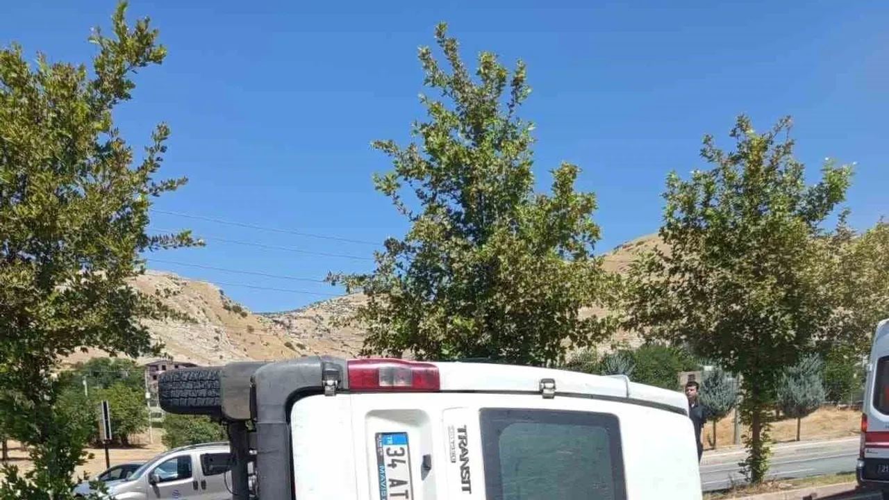 Silvan'da karayolu çarpışması: minibüs devrildi, 2 kişi yaralandı