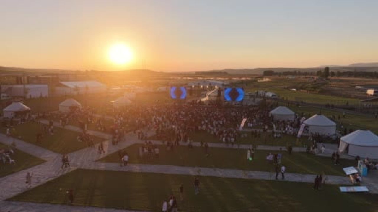 Sinan Akçıl Malazgirt etkinliğinde konserle coştu