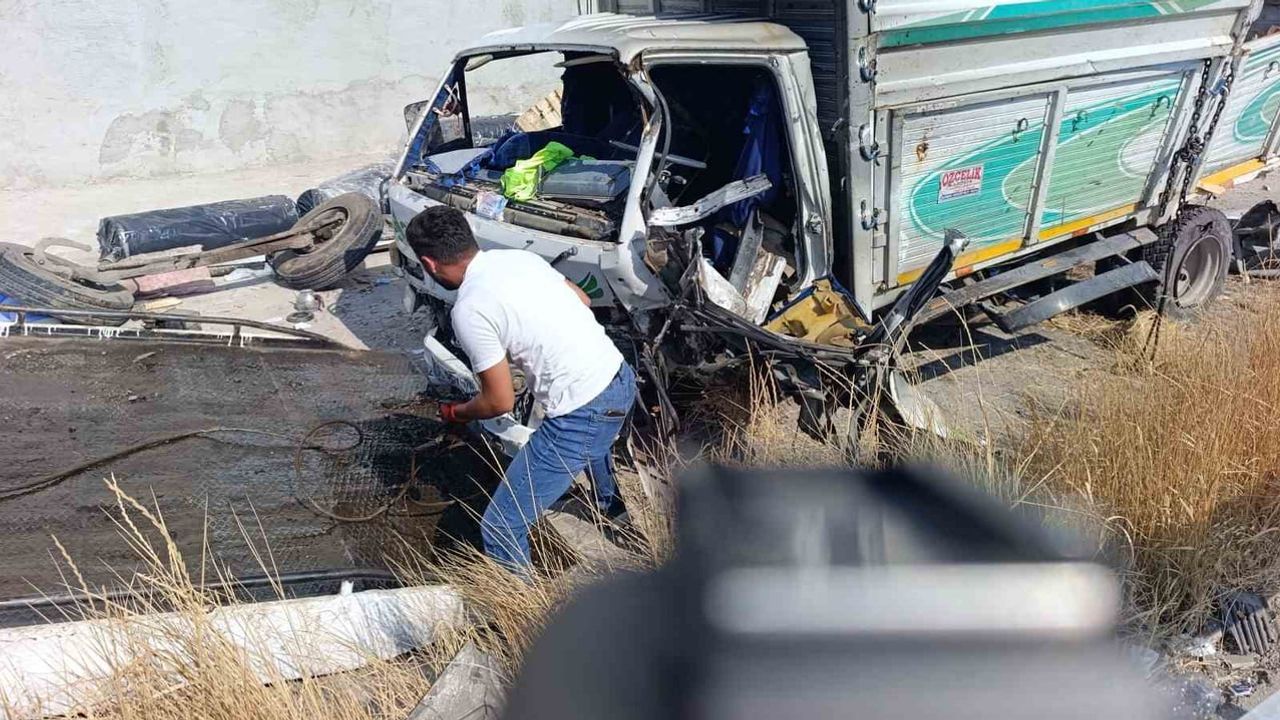 Sinanpaşa çıkışında yolcu otobüsü kamyonete çarptı: bir ölü, 15 yaralı