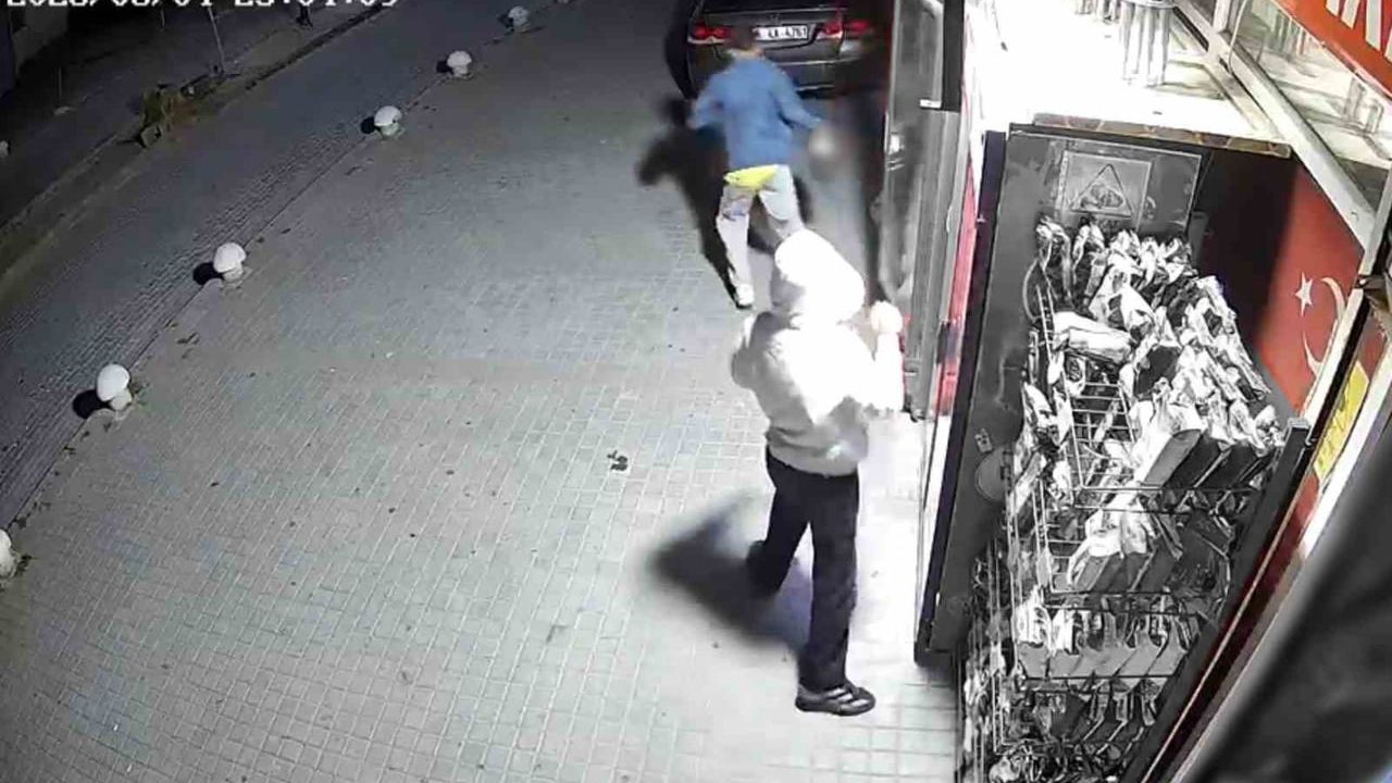 Sincan'da marketten içecek çalan iki çocuk güvenlik kamerasına yansıdı