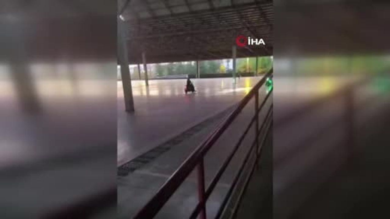 Sincan'da pazar yerinde tehlikeli gösteri: motosikletli drift kamerada