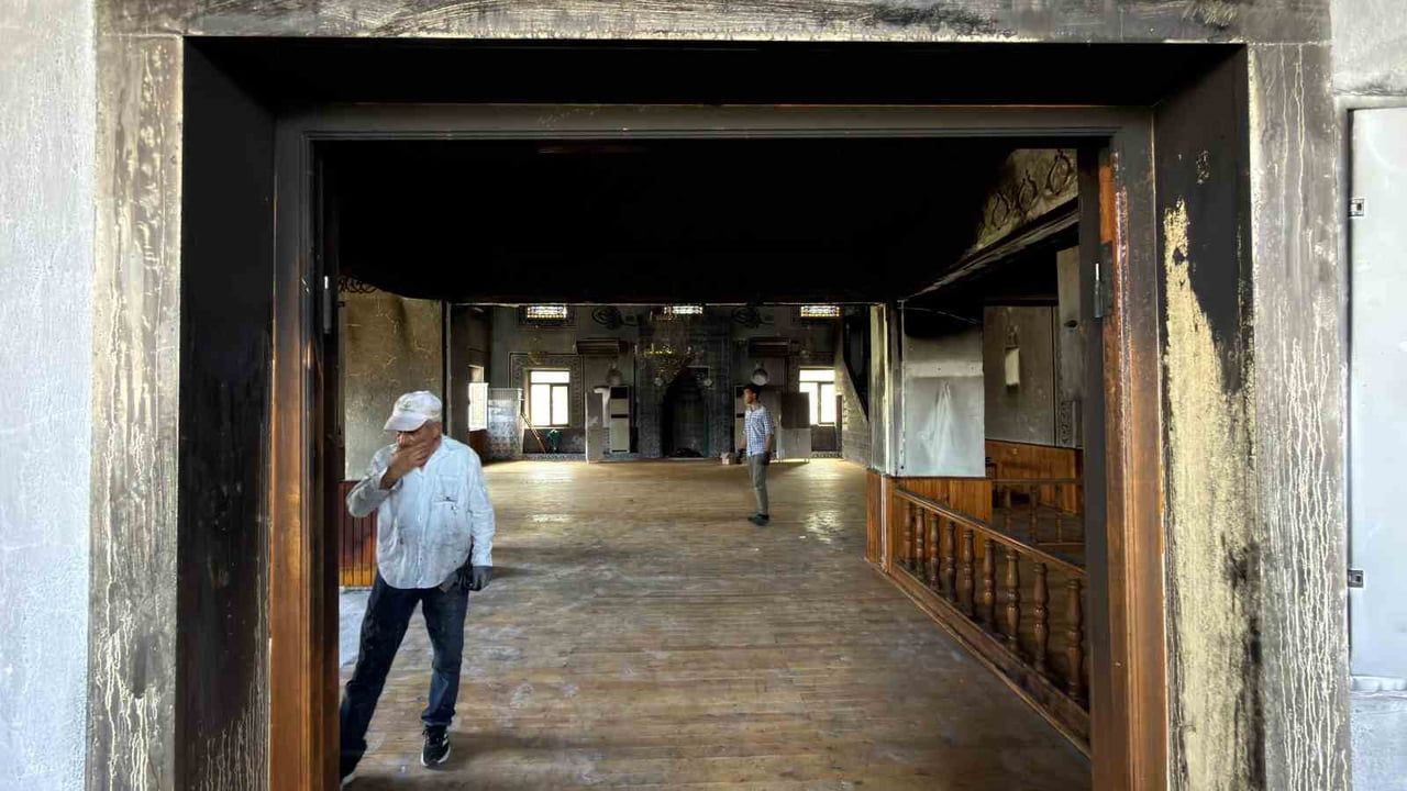 Sincan'da Temelli Türkobası Yurt Camii'nde elektrik kaynaklı yangın camide hasara yol açtı
