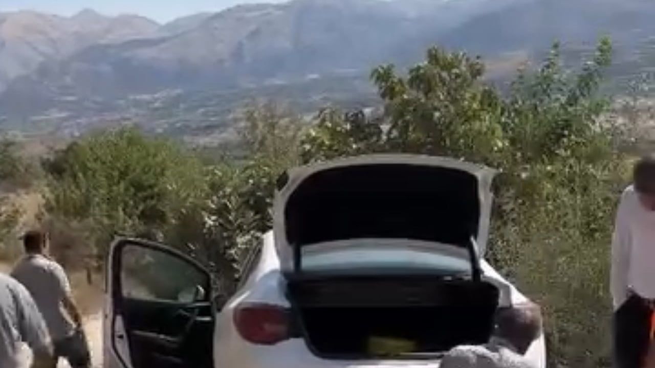 Sincik'te yol çalışması tarla yoluna yöneltti, şarampole düşen araç halatla çıkarıldı