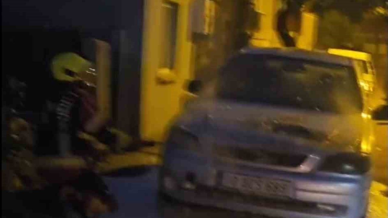 Sındırgı'da Kurtuluş Mahallesi'nde Yaşar Kozan'a ait otomobil elektrik aksamı nedeniyle yandı