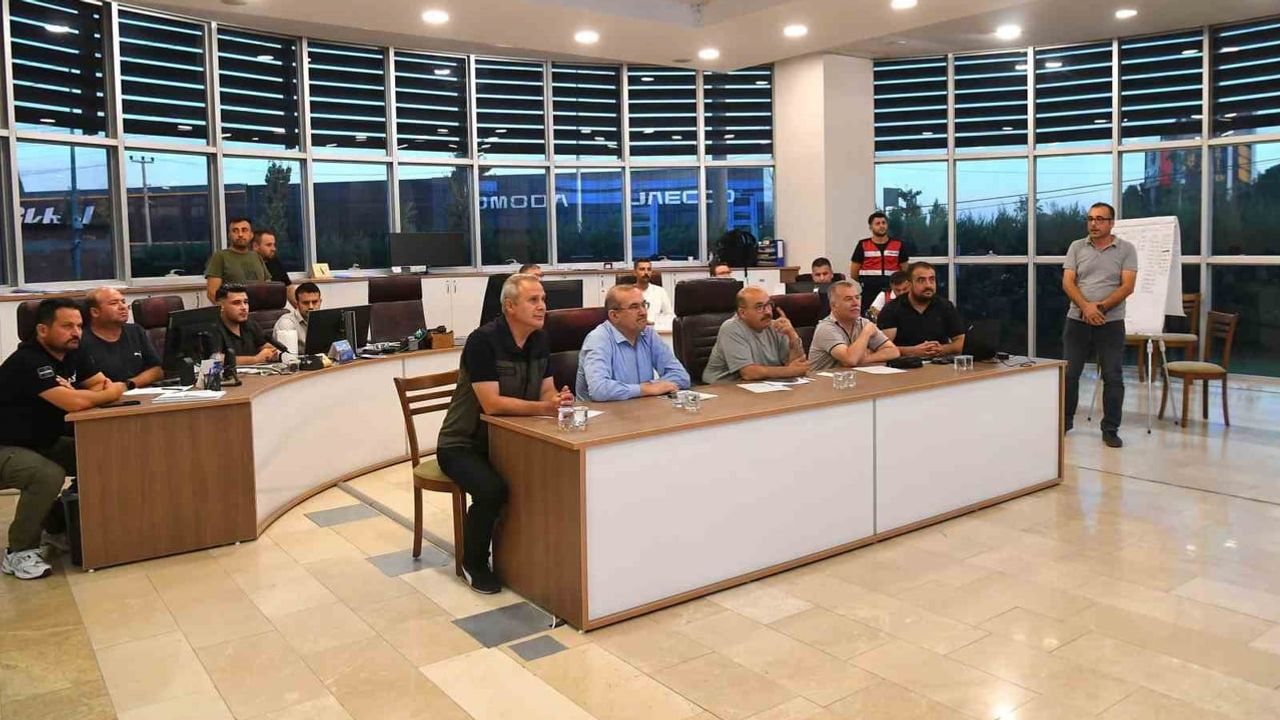 Sındırgı'da orman yangını yönetim merkezinden koordine ediliyor