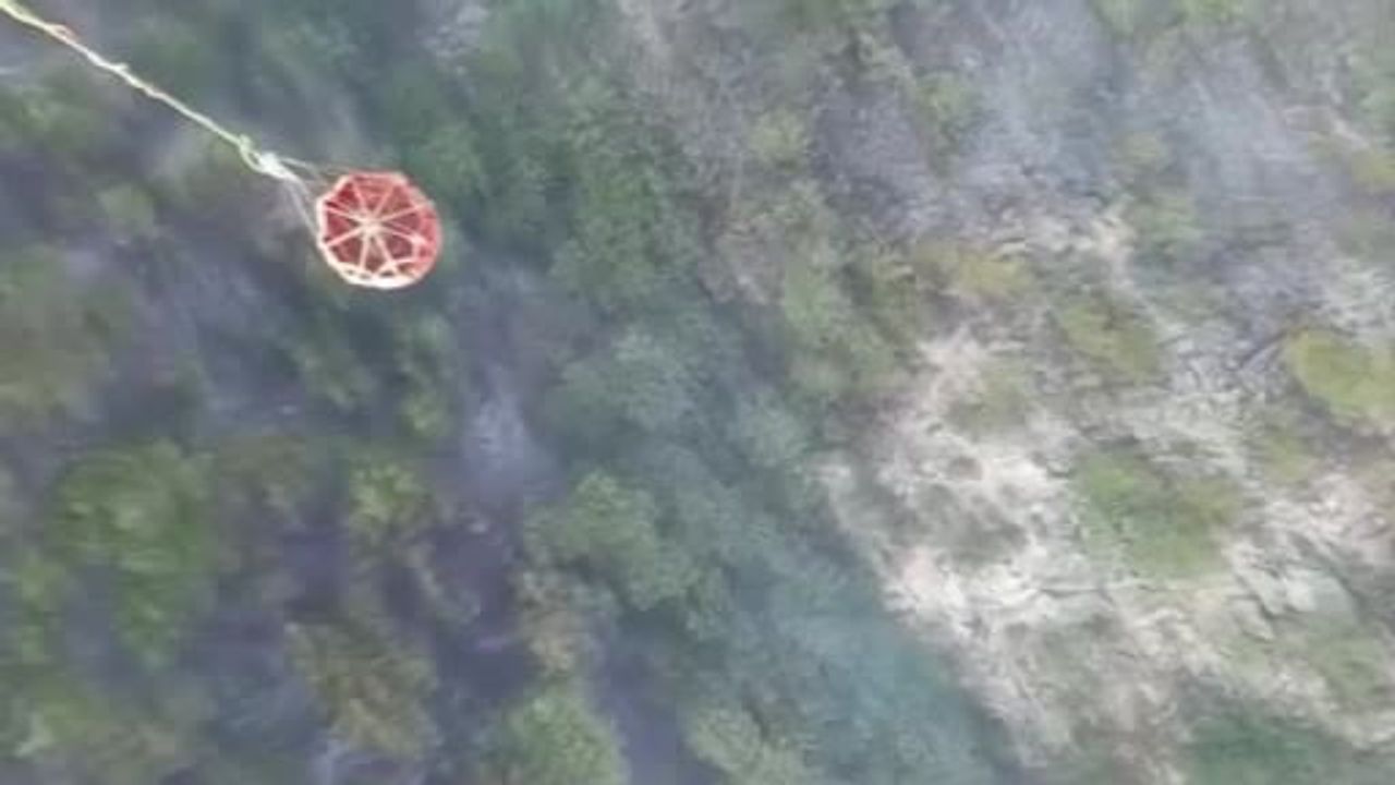 Sındırgı'de 20 saattir süren orman yangınına 15 hava aracı ve 295 personel müdahale ediyor