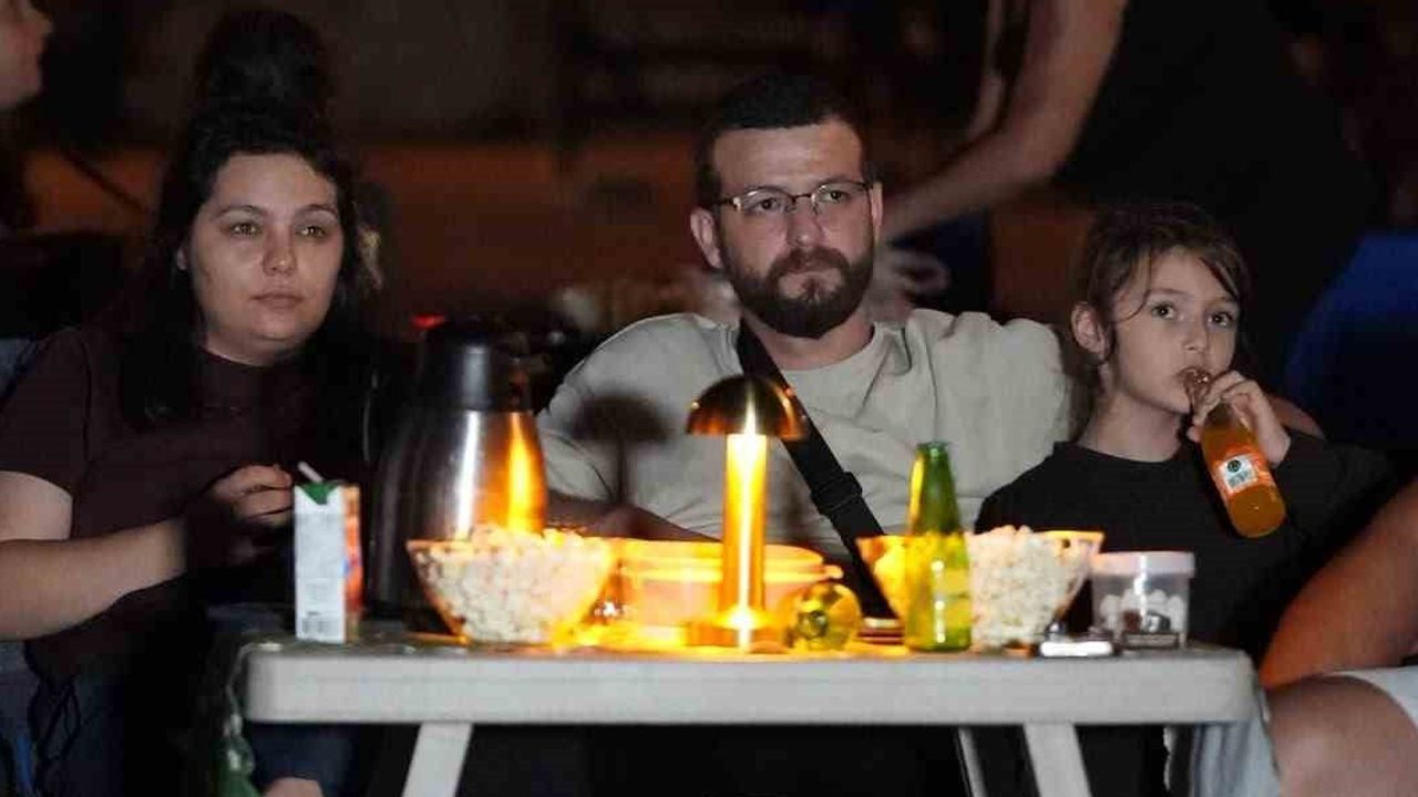 Sinemada başlayan gece açık havada evlilik teklifiyle taçlandı