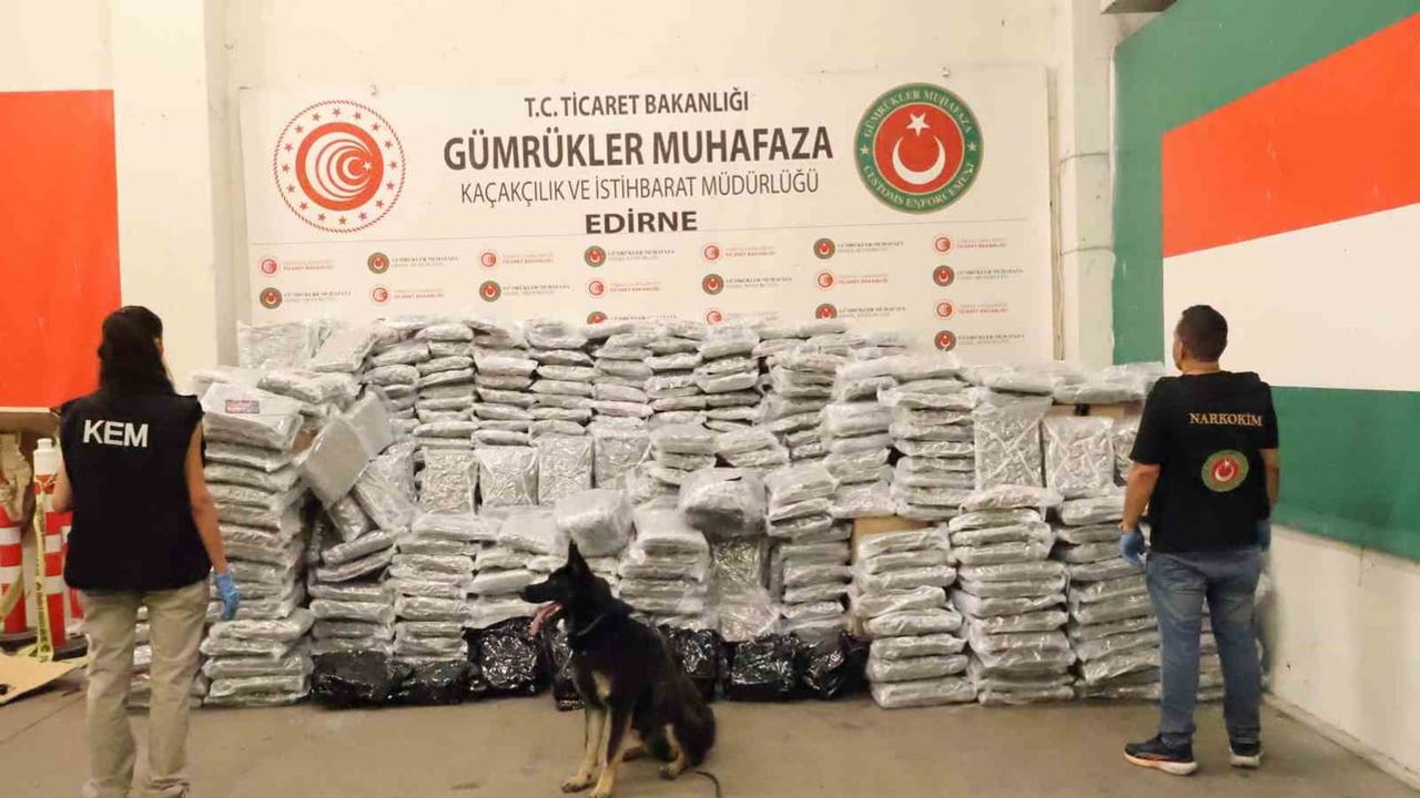 Sınır kapısında büyük operasyon: 810 kilogram esrar ele geçirildi