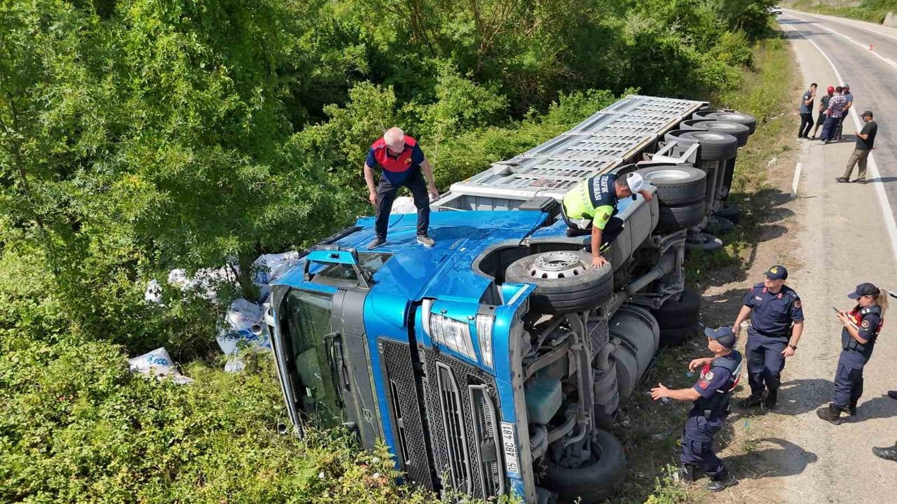 Sinop-Erfelek yolunda un yüklü tır virajı alamayıp yan yattı: üç kişi yaralandı