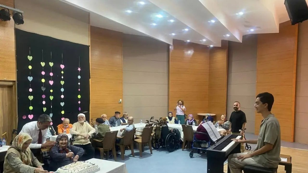 Sinop huzurevinde iki 81 yaş kutlaması, piyano eşliğinde neşeli anlar