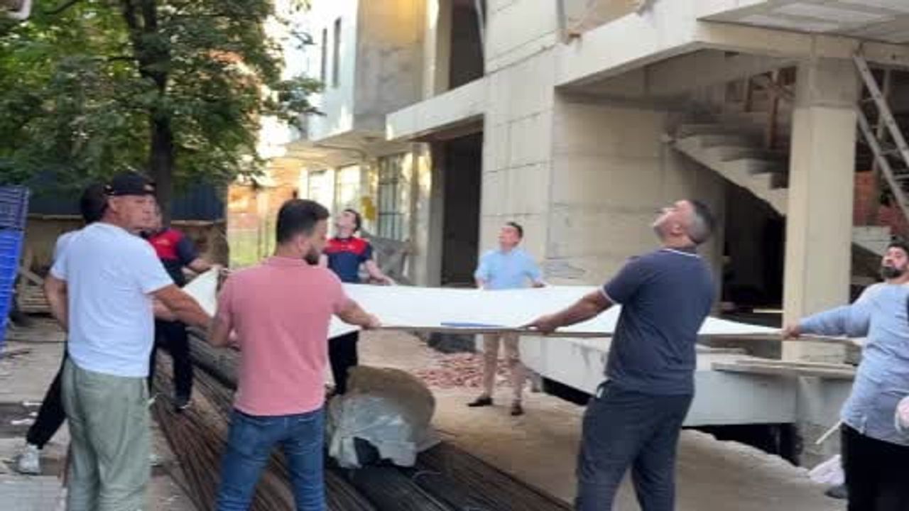 Sinop'ta 5. kattaki intihar girişimi ekiplerin ikna etmesiyle sonlandı
