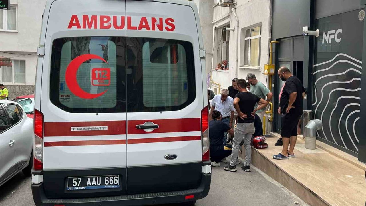 Sinop'ta araç kavşağında motosiklet çarpışması: sürücü hafif yaralandı
