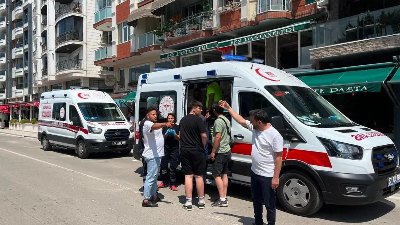 Sinop'ta Gazi Caddesi'nde motosiklet çarpışması üç kişiyi hastanelik etti