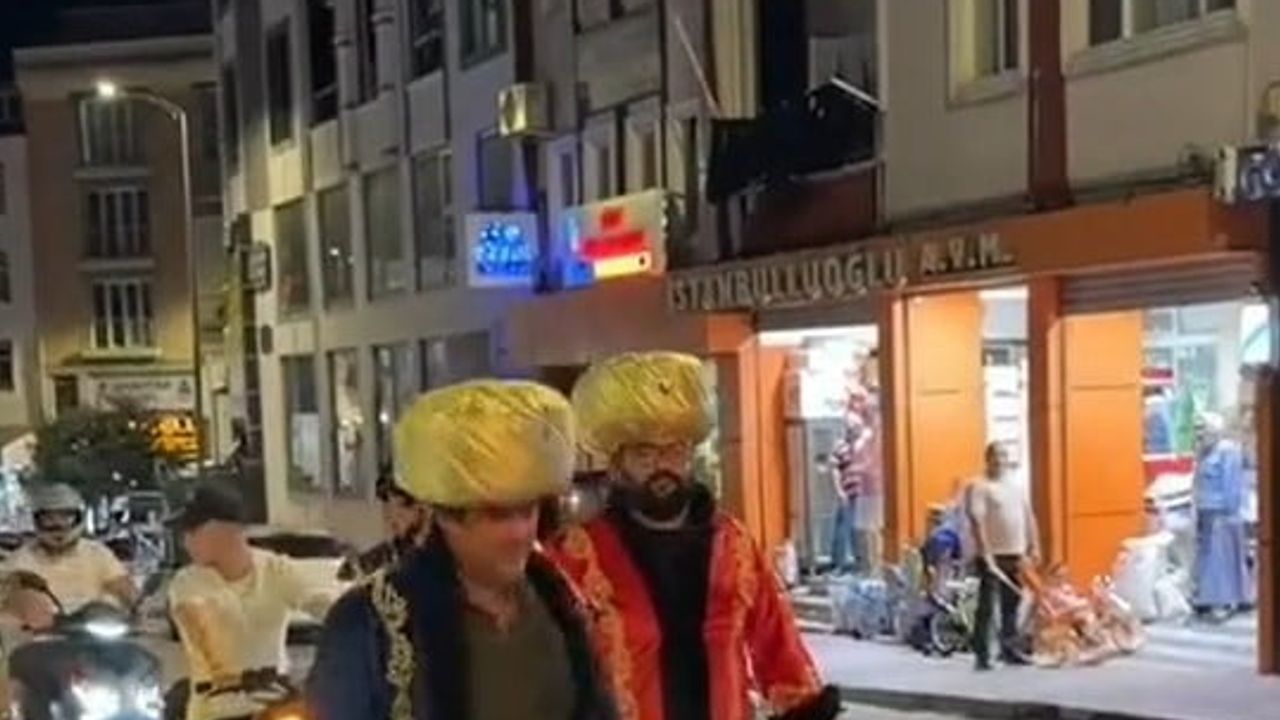 Sinop’ta padişah kostümlü cadde yürüyüşü ilgi çekti