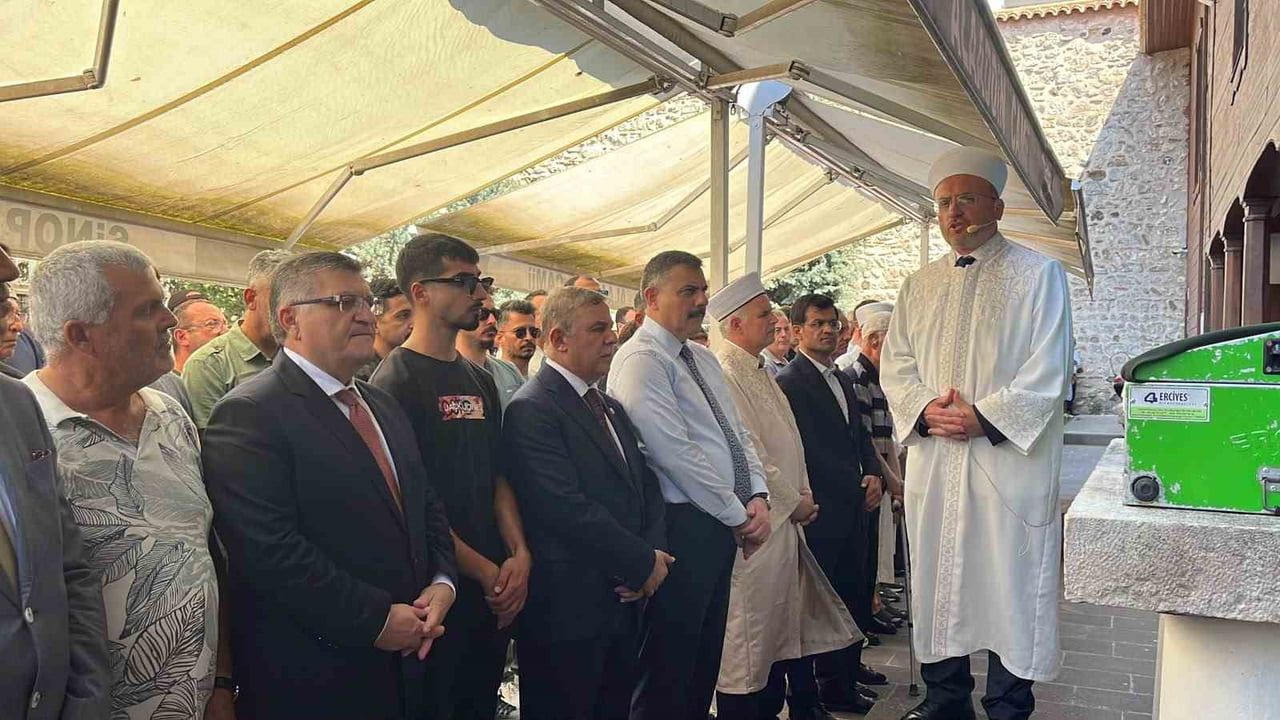 Sinop'ta valilik ve parti ziyaretlerinin ardından Alaaddin Camii'nde cuma ve cenaze namazı