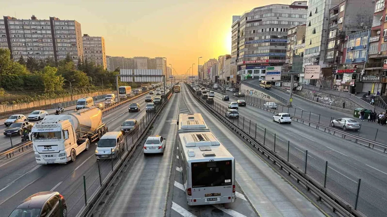 Şirinevler'de durağa düşen kadına metrobüs çarptı, ağır yaralandı