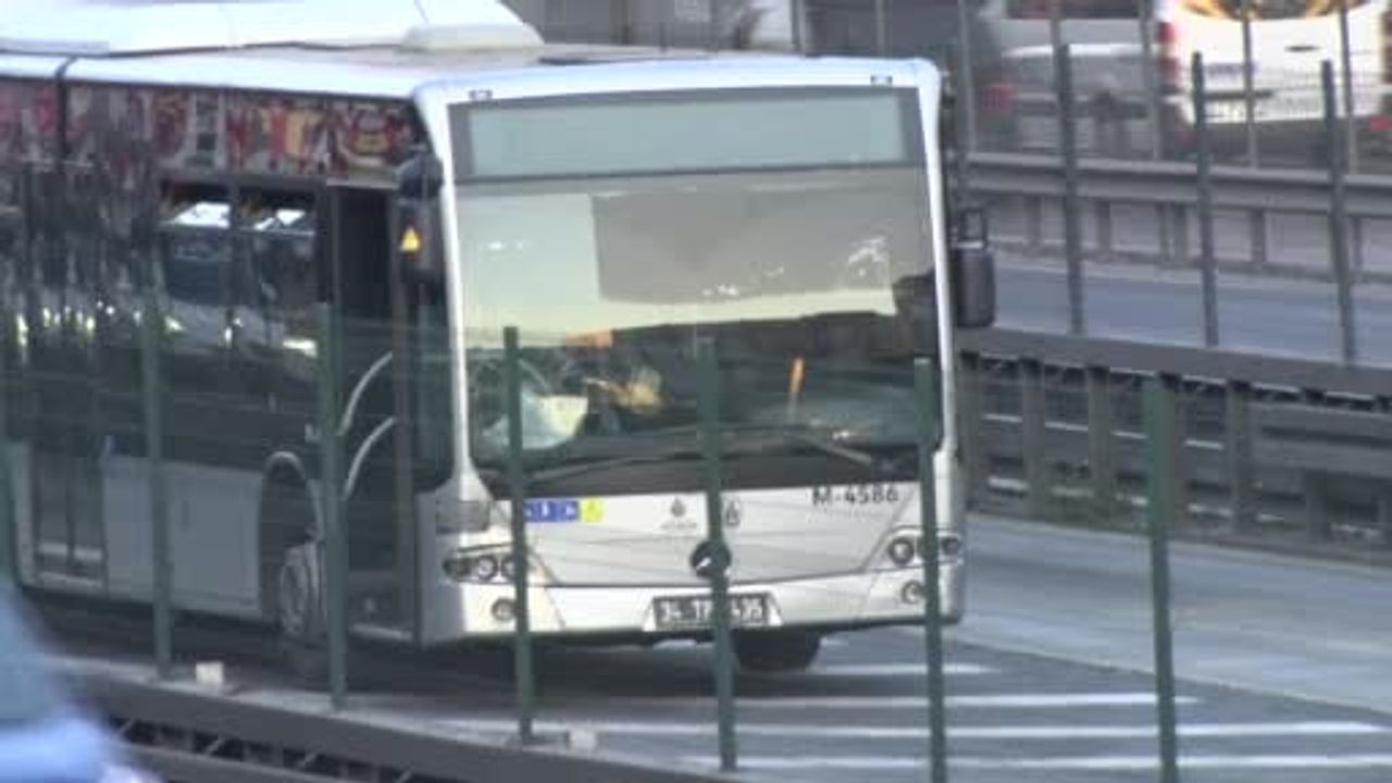 Şirinevler'de metrobüs durağında bayılma sonrası kaza: kadın ağır yaralandı