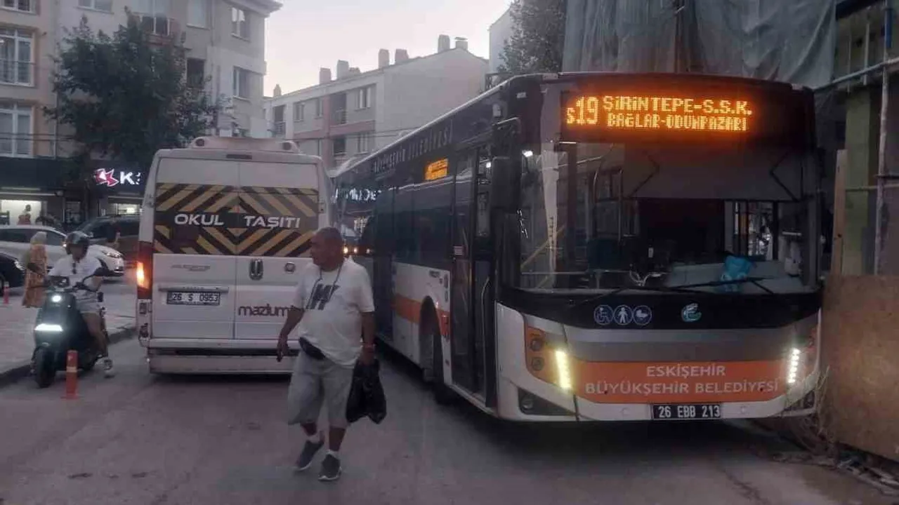 Şirintepe kavşağında hatalı park şehir içi trafiği durma noktasına getirdi