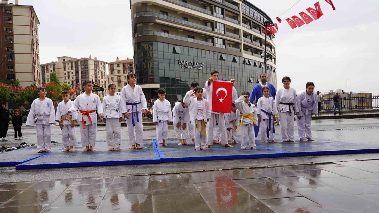 Şırnak’ta yağmura rağmen 30 Ağustos coşkusu sürdü