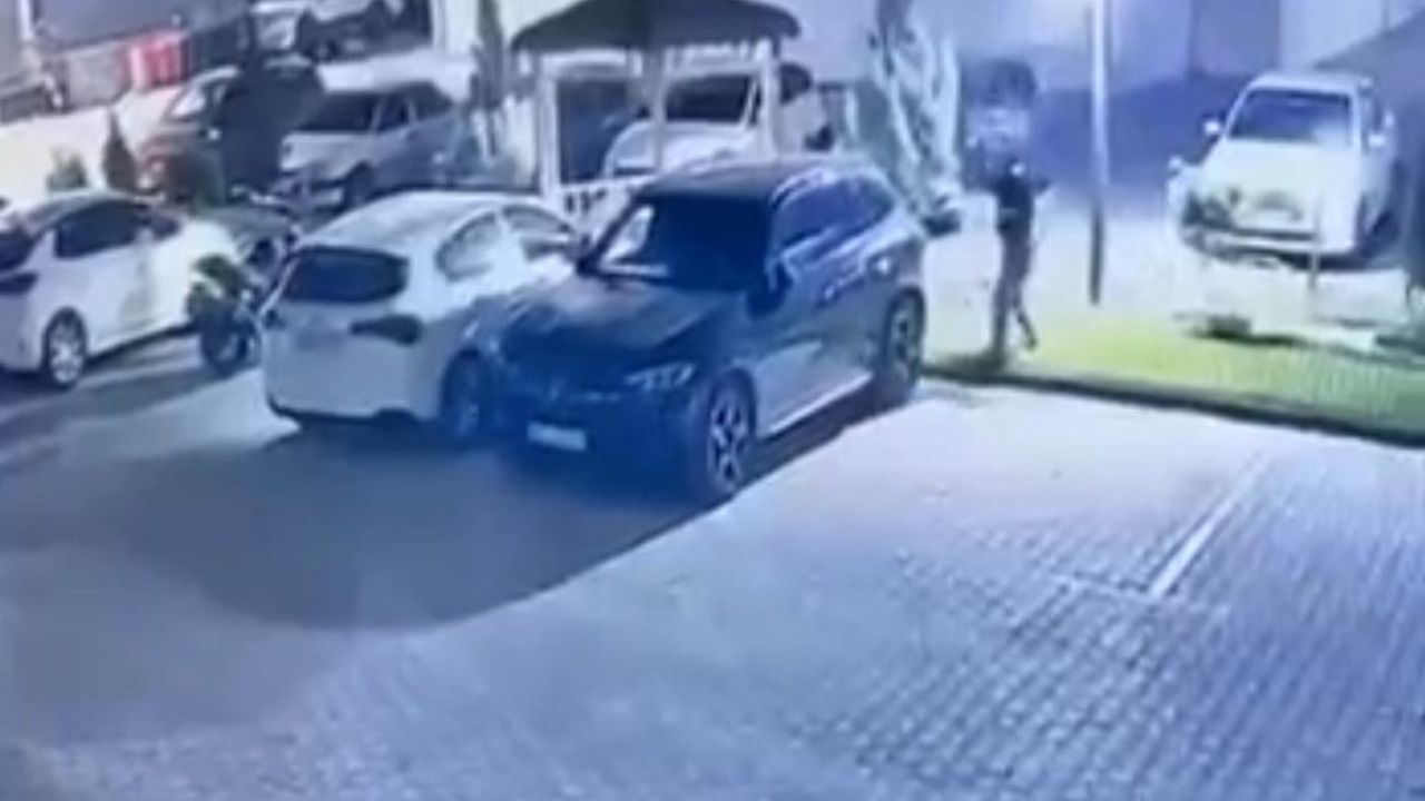 Siteye giren şüphelilerin anları kamerada: park halindeki aracın camı kırıldı