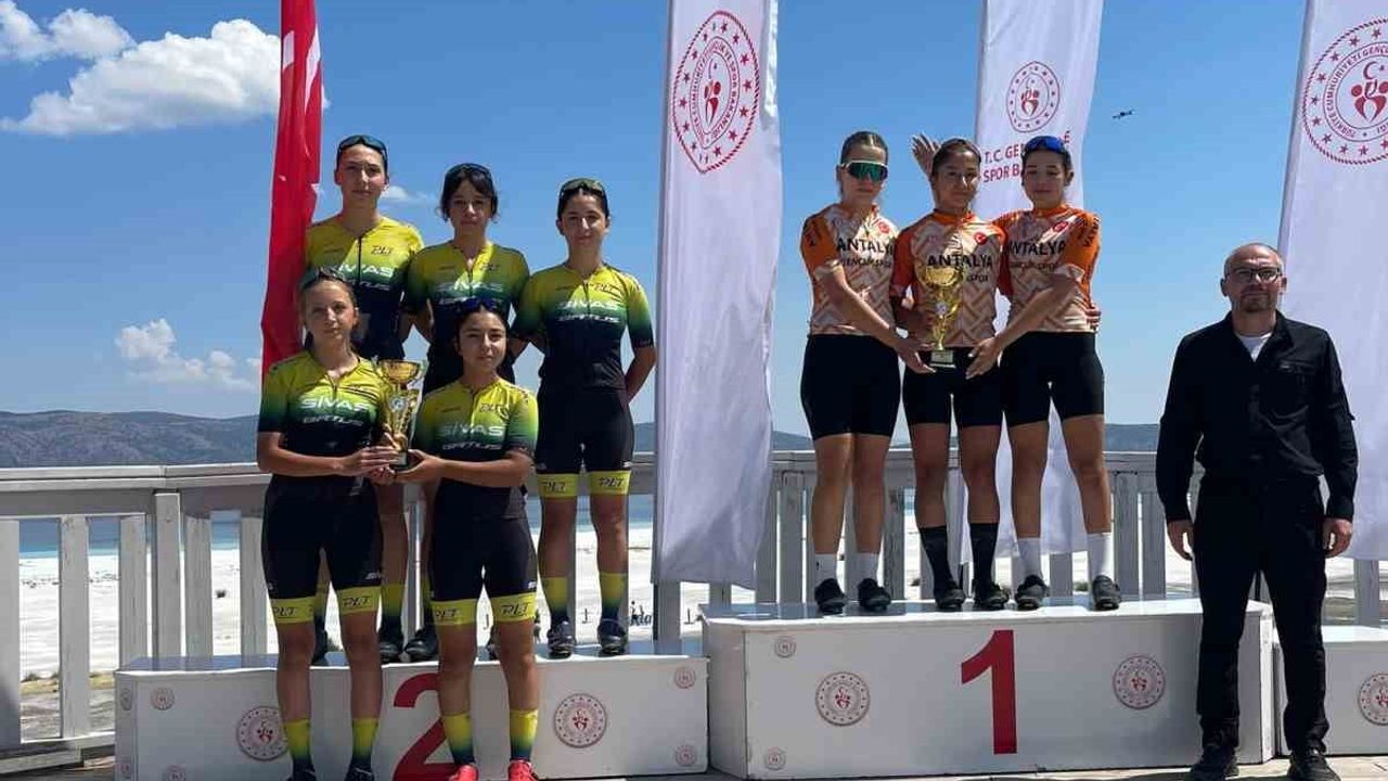 Sivas Gençlik Spor Kulübü U17 kadınlarda Türkiye ikinciliği kazandı