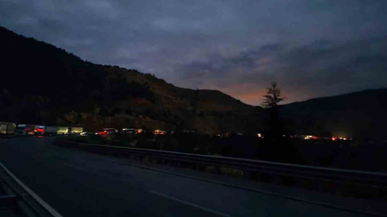 Sivas ile Giresun arasında toprak ve taş düşmesi 10 kilometrelik araç kuyruğuna yol açtı