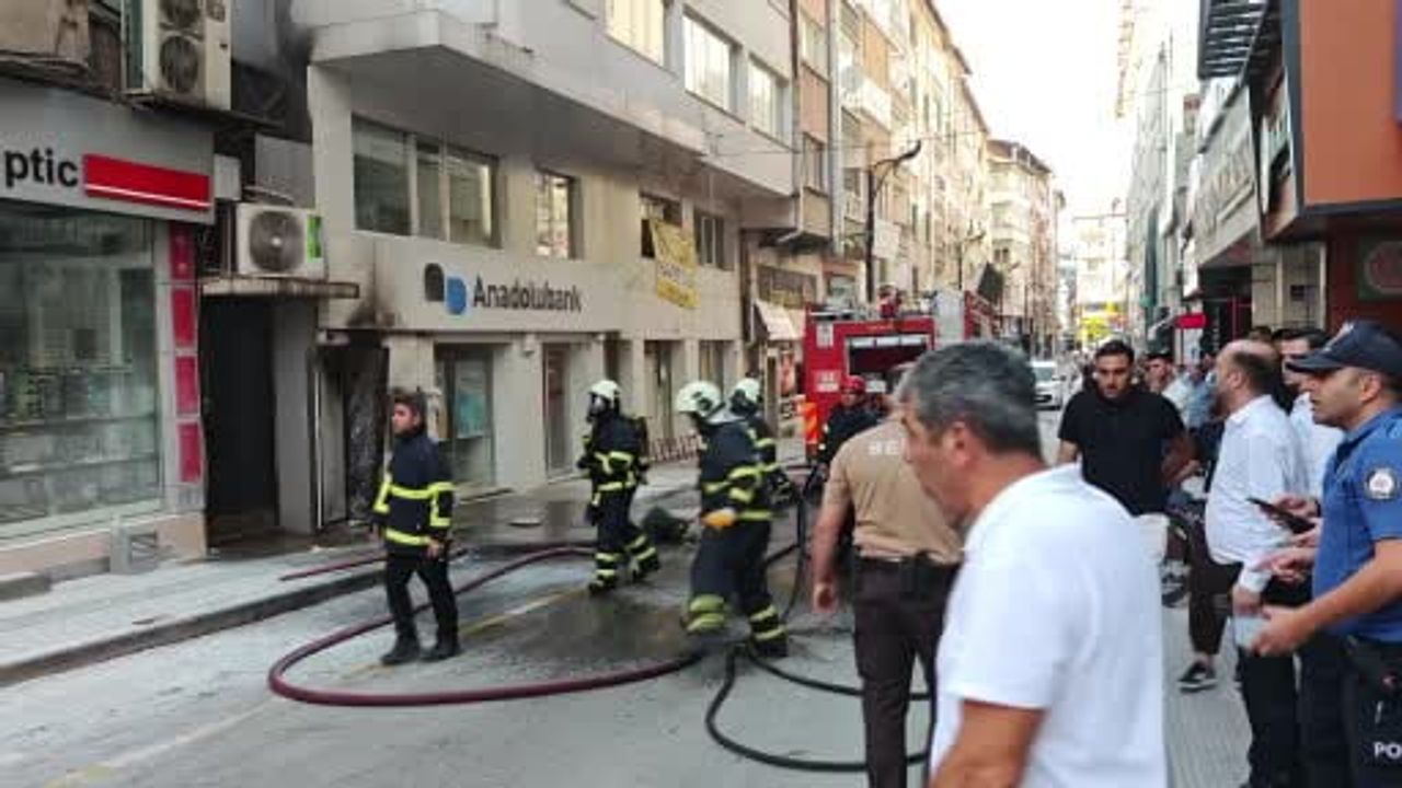 Sivas'ta Anadolu Bank ATM'sinde çıkan yangın paniğe neden oldu, itfaiye hızla müdahale etti