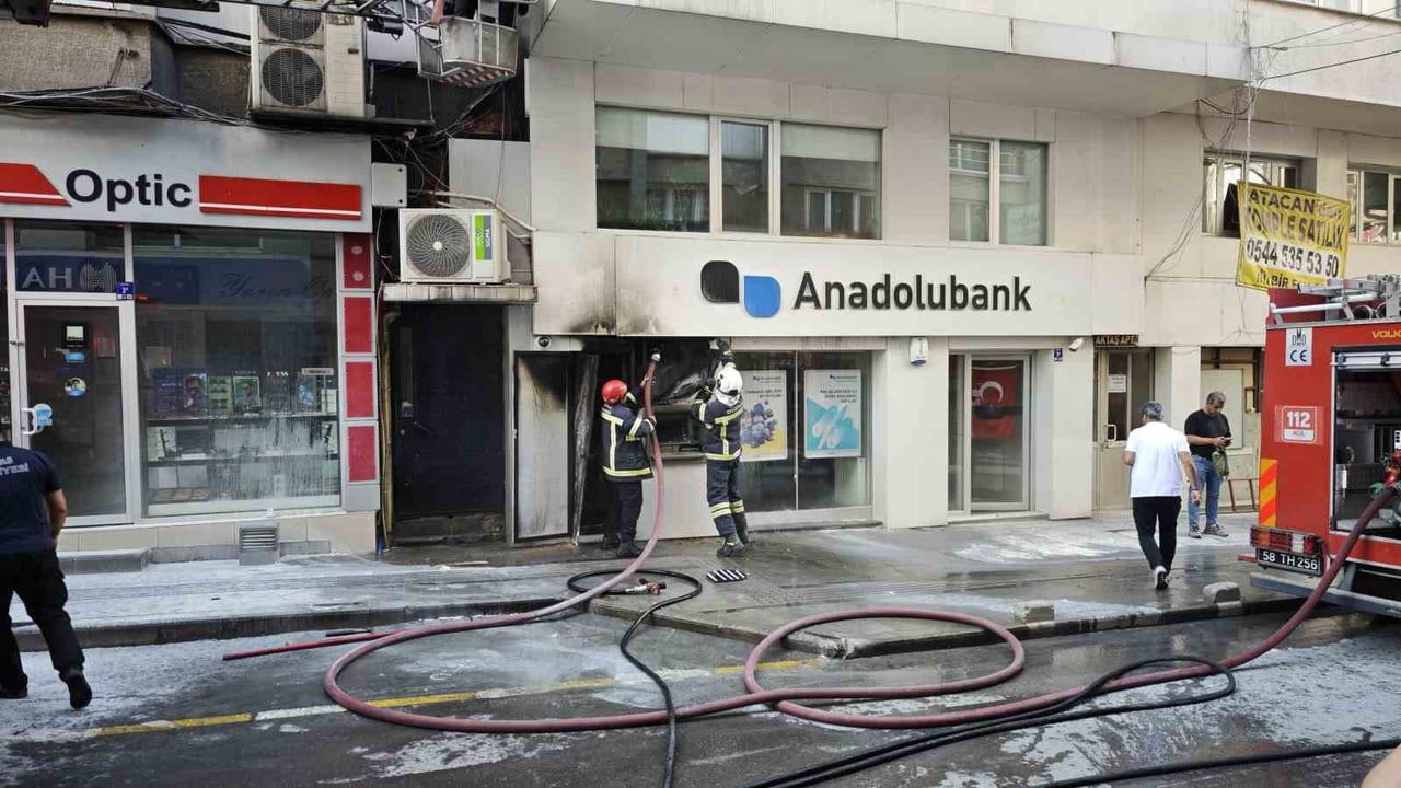 Sivas'ta atm yangını dış cephe izolasyonuna sıçradı, ekipler müdahale etti