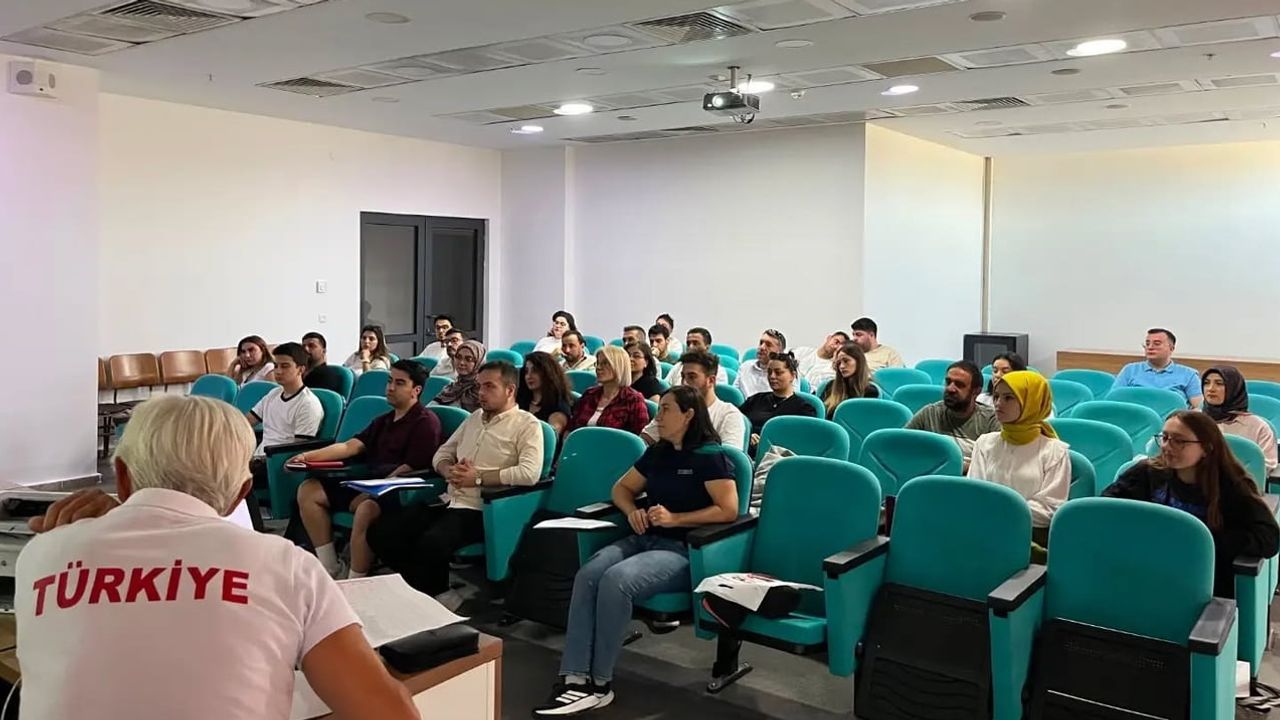 Sivas'ta dalgaları yönetecek yüzme hakem adayları yetişiyor
