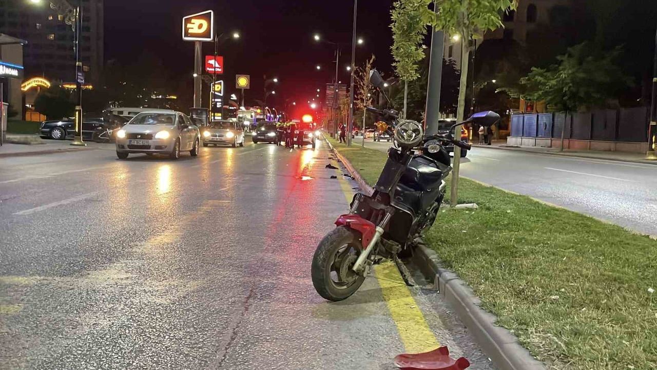 Sivas'ta gece yarısı çarpışma: iki ağır yaralı