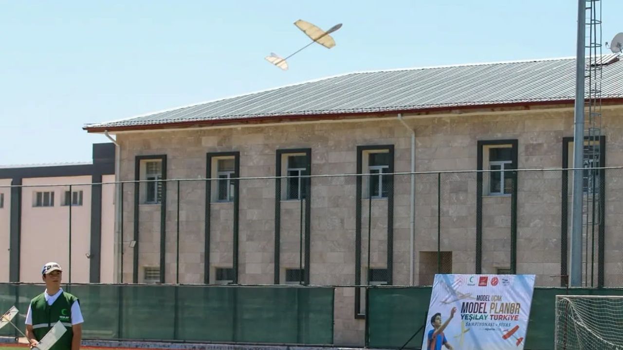 Sivas'ta gökyüzü yarışıyor: model uçak ve planör şampiyonası başladı