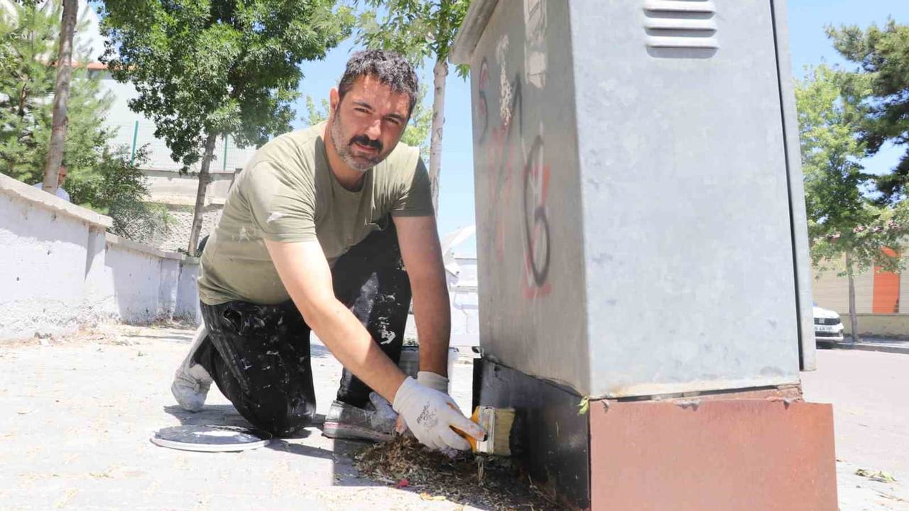Sivas’ta gönüllü boyacı aydınlatma direklerini yeniledi
