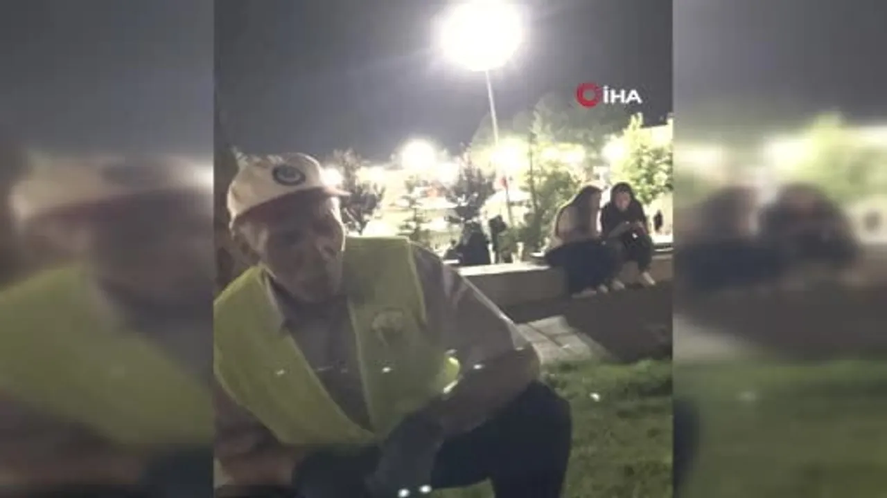 Sivas'ta görev başında türkü söyleyerek gönülleri fetheden temizlik görevlisi
