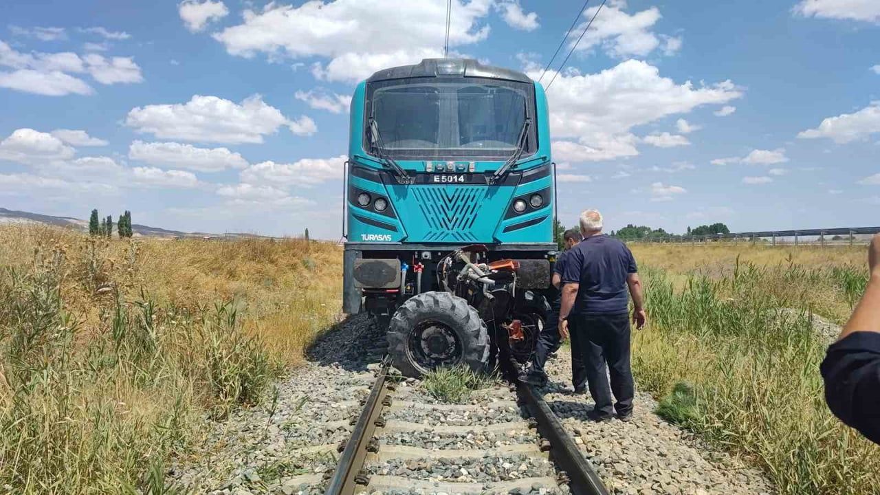 Sivas'ta hemzemin geçitte yük treni traktöre çarptı, bir kişi yaralandı