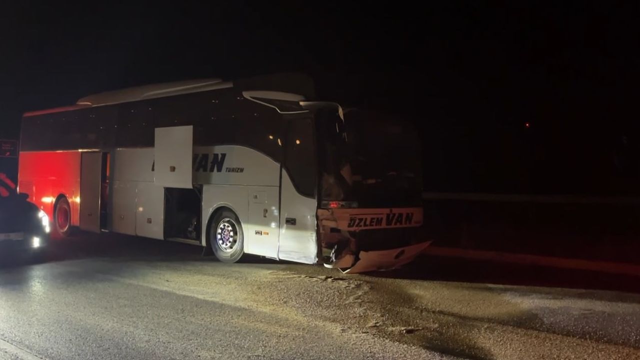 Sivas'ta kavşakta otobüs ile otomobil çarpıştı: iki kişi hafif yaralandı