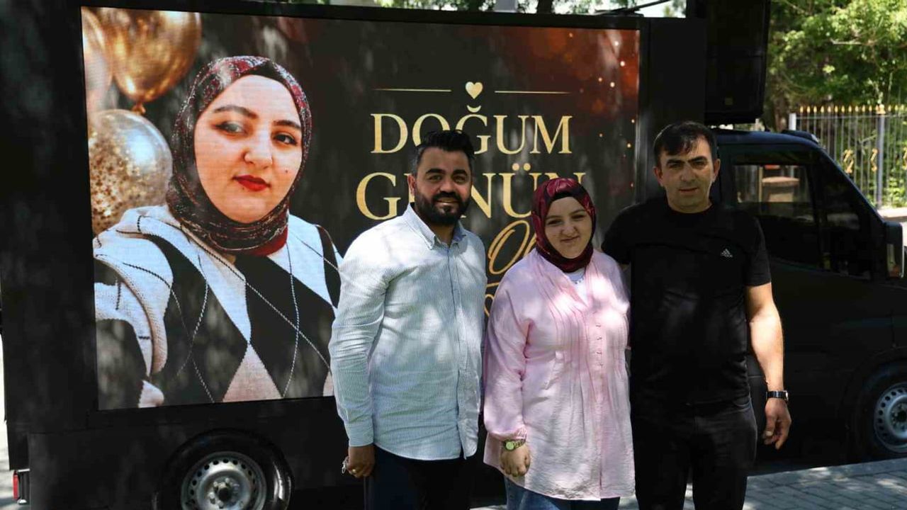 Sivas'ta mahalle dayanışması: işitme engelli Esra'ya dev ekranlı doğum günü