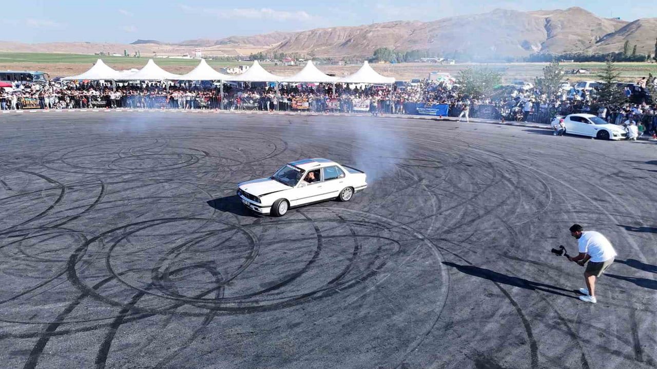 Sivas’ta motor sesi ve renkli modifiye gösterisi