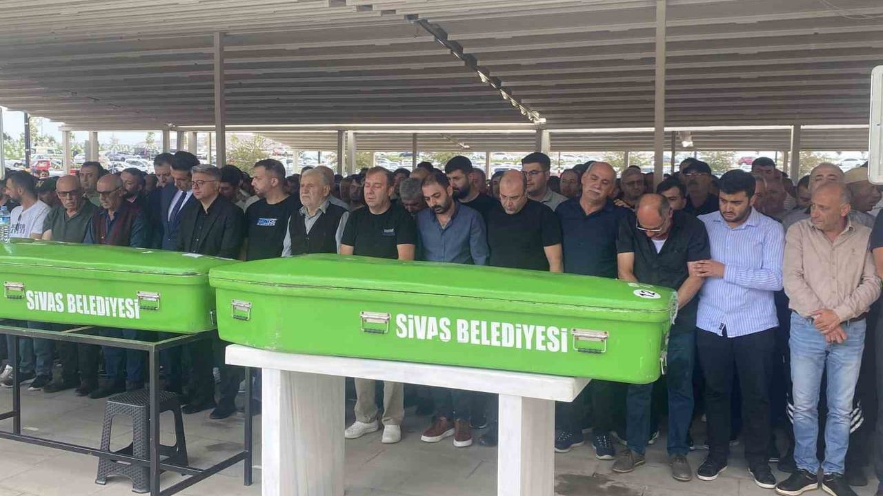 Sivas'ta şarampole uçan minibüste hayatını kaybeden üç kişi uğurlandı