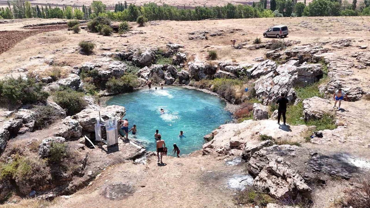 Sivas'ta yeniden suyla buluşan uyuz gölü, şifa ve serinleme adresi oldu