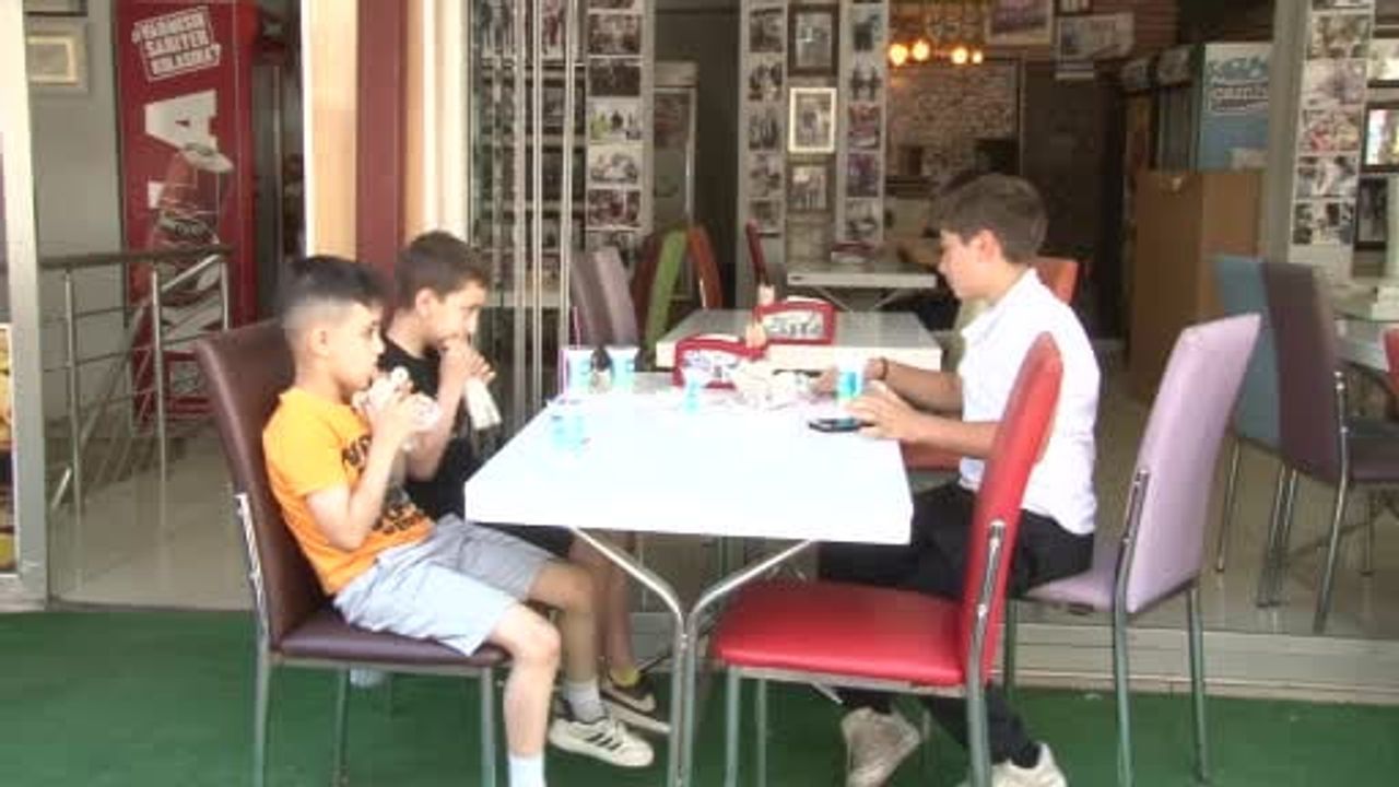 Sivaslı esnaftan Adana'daki olaya tepki: çocuklara ücretsiz lahmacun dağıttı