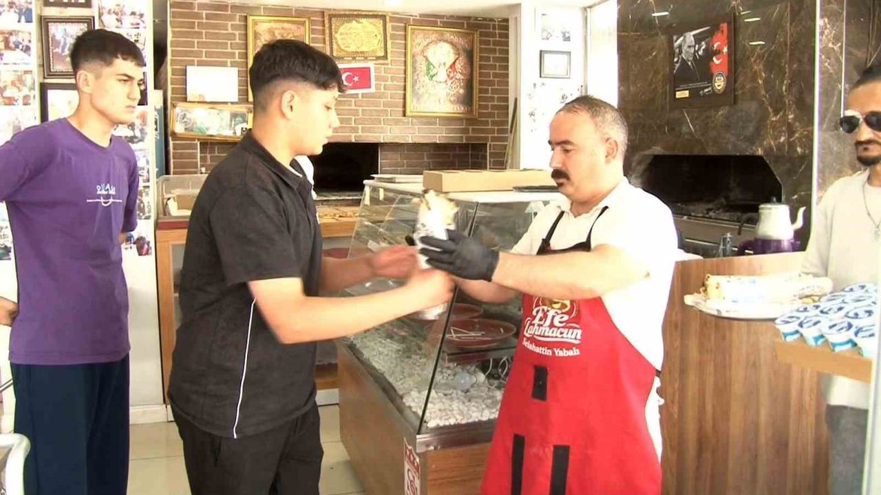 Sivaslı esnaftan Adana'daki olaya tepki: çocuklara ücretsiz lahmacun ve ayran dağıttı