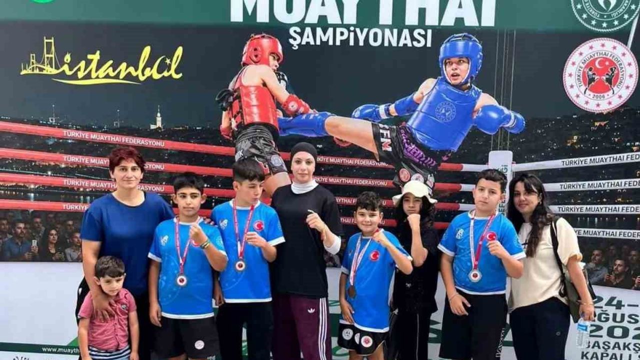 Sivaslı minik muaythai sporcuları İstanbul'dan 4 madalya ile döndü