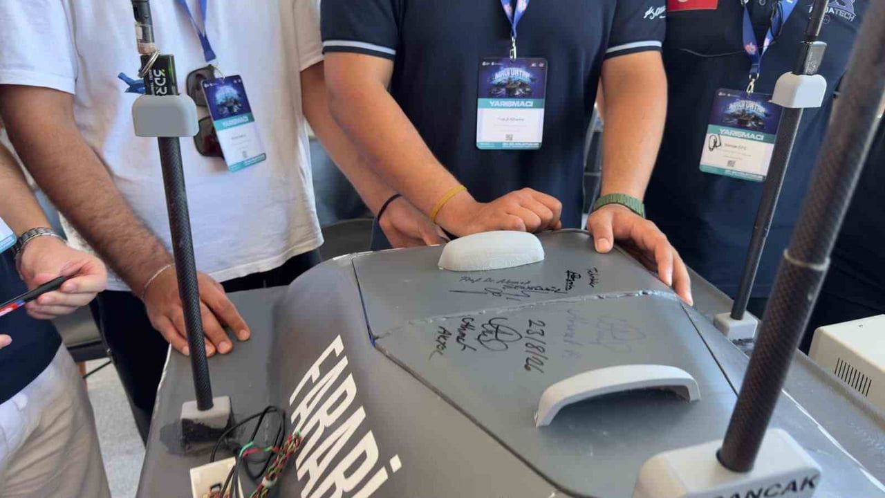 Sivaslı üniversite ekibinin otonom deniz aracı TEKNOFEST'te yazılım ödülüne layık görüldü