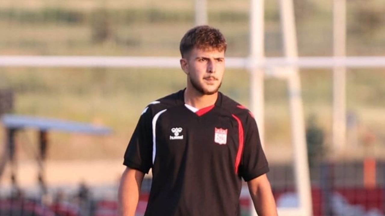 Sivasspor altyapısından yeni profesyonel: Ayberk Selvili üç yıl için imzaladı
